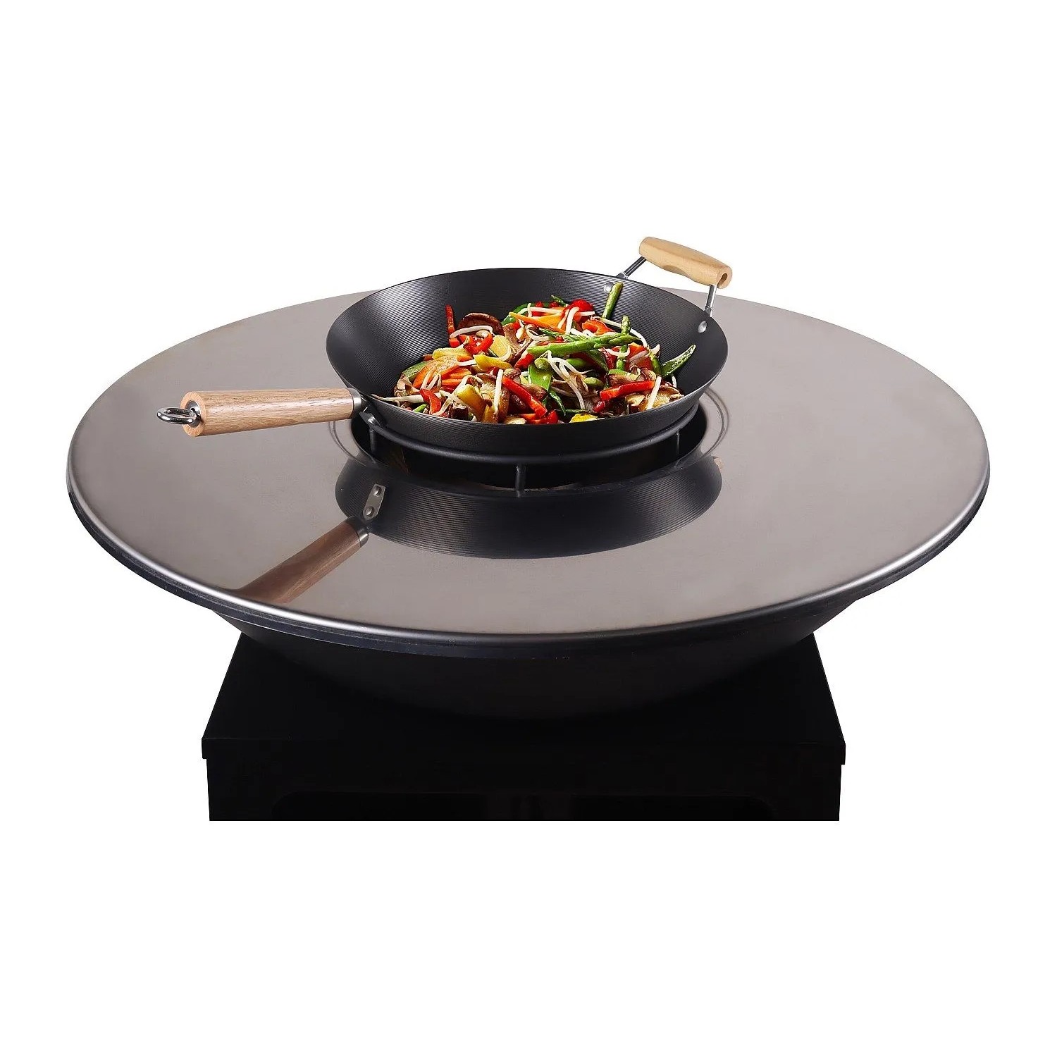 Schwarzer Vente-unique Grill Corvera mit runder Stahl-Plancha und Wok voller Gemüse. Ideal für BBQ.
