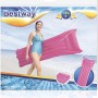Bestway Luftmatratze Matte Finish, pink, mit Kopfkissen. Frau am Strand mit Luftmatratze.
