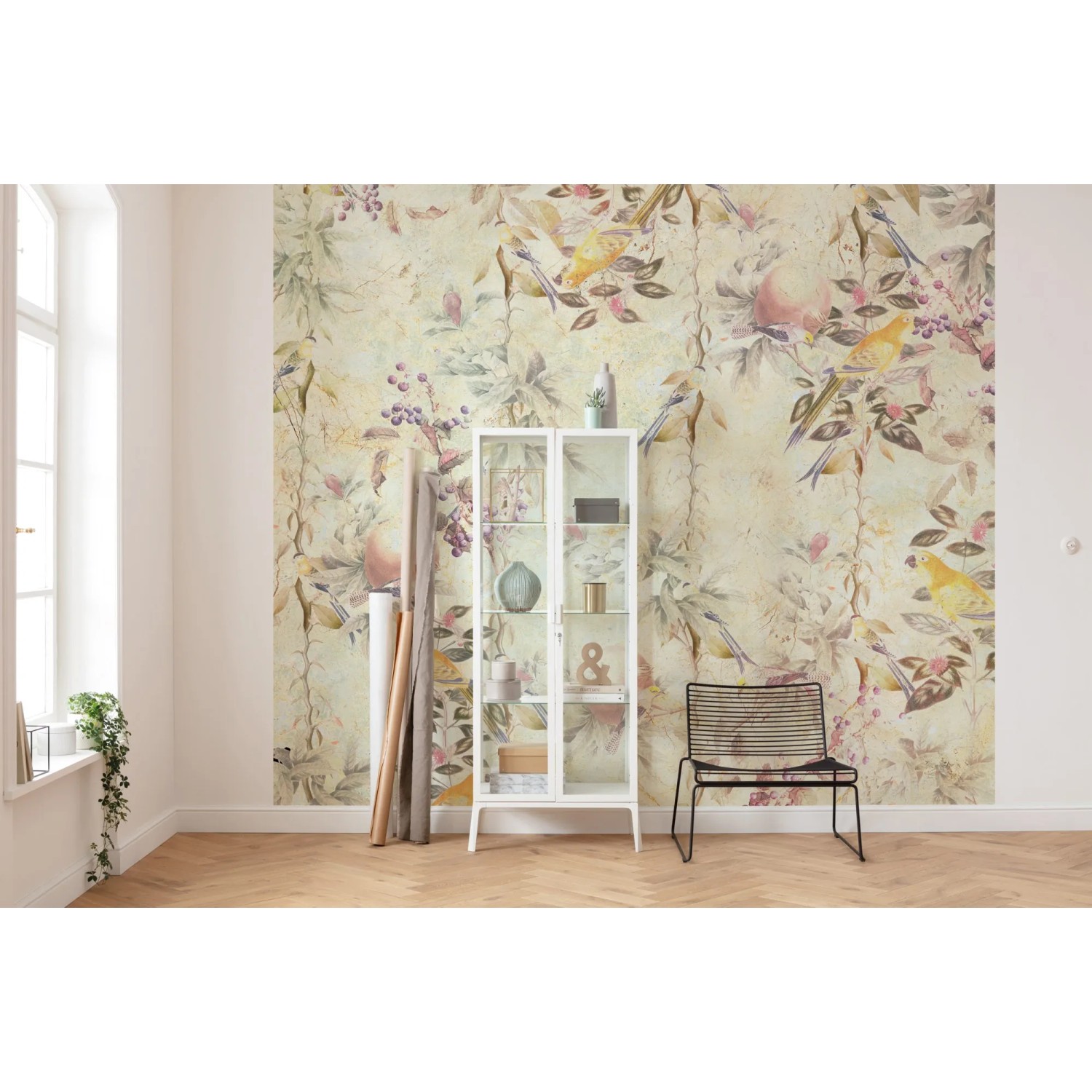 Komar Vlies Fototapete Cosy Bohemian (300x280cm) mit floralem Muster und Vogelmotiven im Wohnraum.