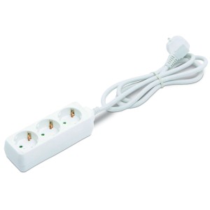 Weiße 3-fach Steckdosenleiste mit Kabel und Stecker.