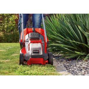 Einhell Akku-Rasenmäher GE-CM 18/30 Li-Solo mit 25 l Fangkorb im Einsatz.