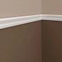 Weiße PROFHOME Wand- und Friesleiste (64 m Set) an einer Wand montiert.