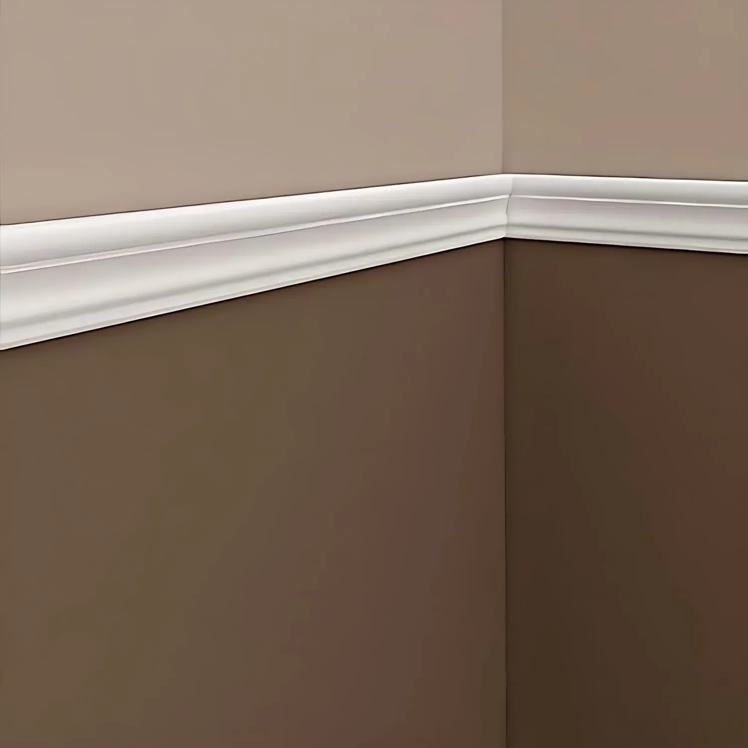 Weiße PROFHOME Wand- und Friesleiste (64 m Set) an einer Wand montiert.
