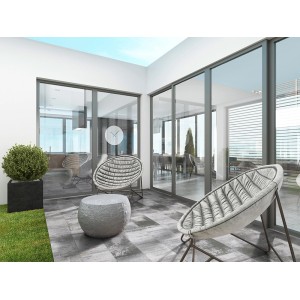 Verlegte EHL Terrassenplatten Lucca Muschelkalk 60x26,6x5 cm auf einer Terrasse mit Gartenmöbeln.