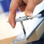 LUX Gewindebohrer-Set Comfort M3-M12 im Einsatz: Gewindebohren in Metall mit Handwerkzeug.