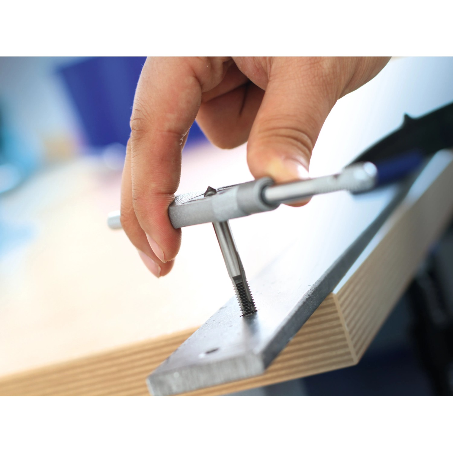 LUX Gewindebohrer-Set Comfort M3-M12 im Einsatz: Gewindebohren in Metall mit Handwerkzeug.