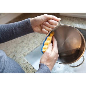 Hände reinigen Topf mit Vileda Küchenschwamm Glitzi. 2er-Pack Schwämme, blau-gelb.