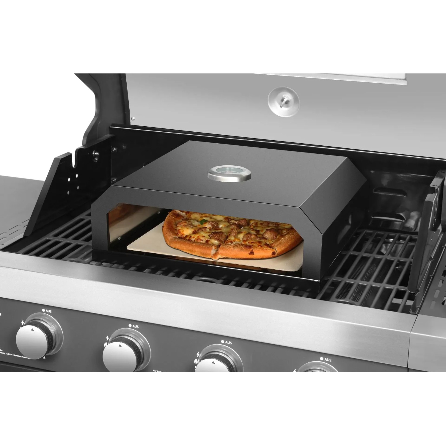 EL Fuego Pizzaaufsatz schwarz auf Grill mit Pizza. Grillutensil mit Thermometer.