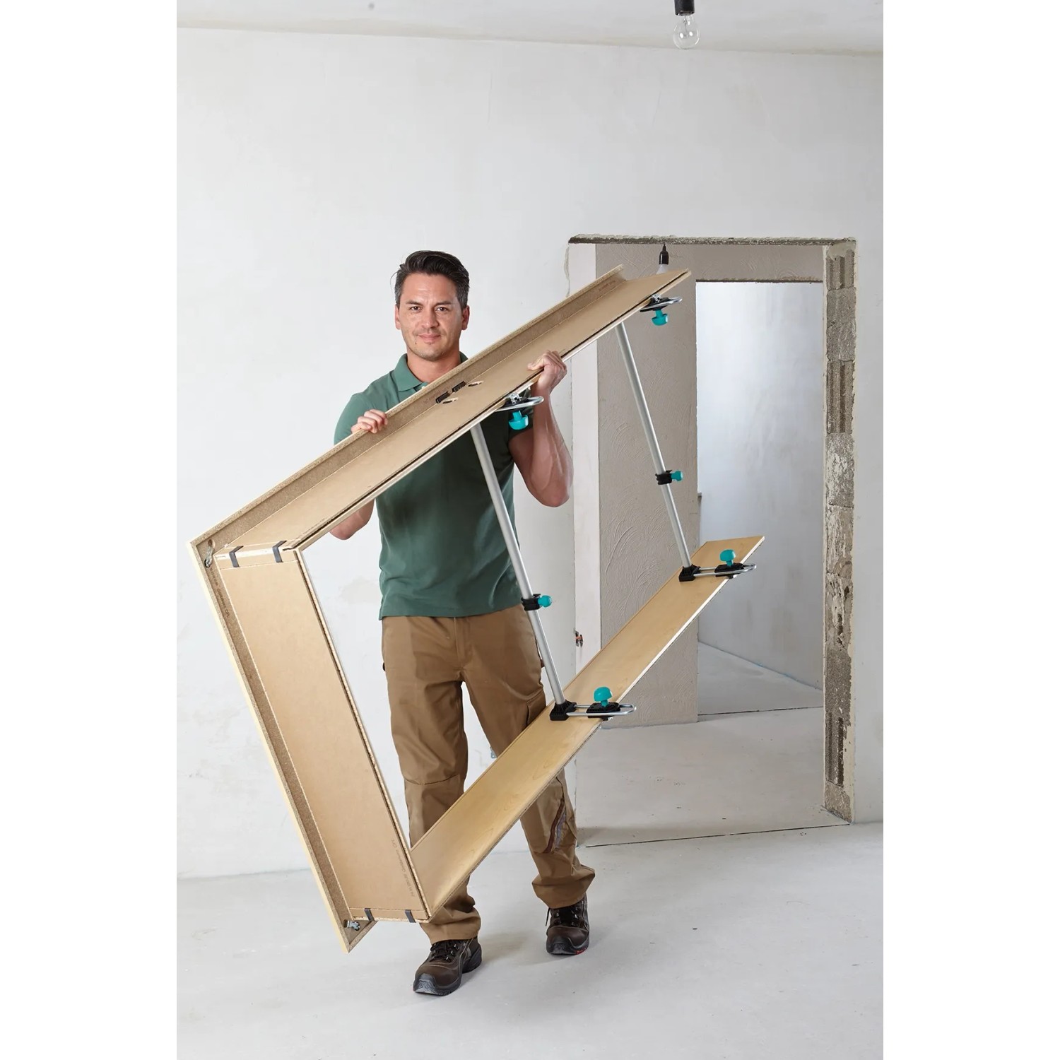 Mann trägt Wolfcraft Türfutterstrebe Easy zum Einbau. Spannwerkzeug für Türzargen.