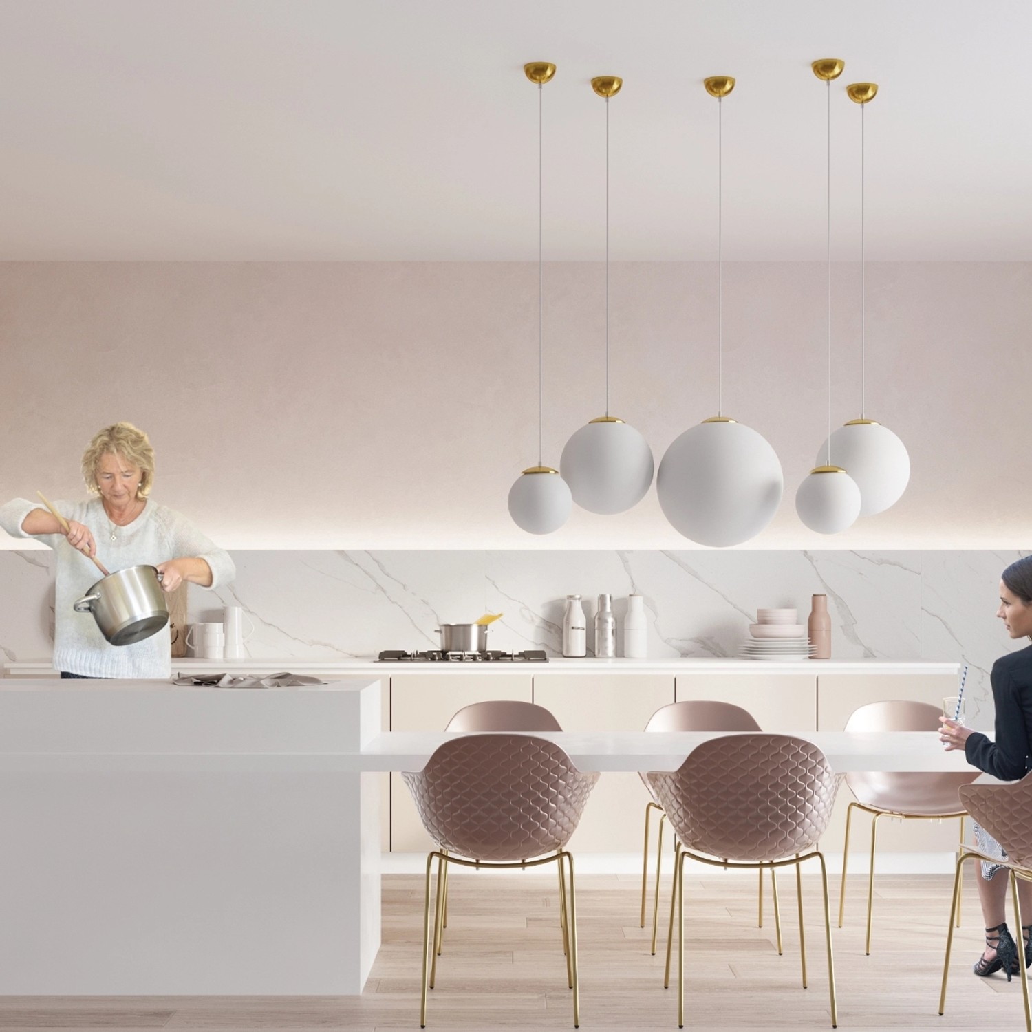 Moderne Hängeleuchte Ugo 40 Gold von Sollux Lighting mit weißen Kugelschirmen und goldenen Akzenten über Esstisch.