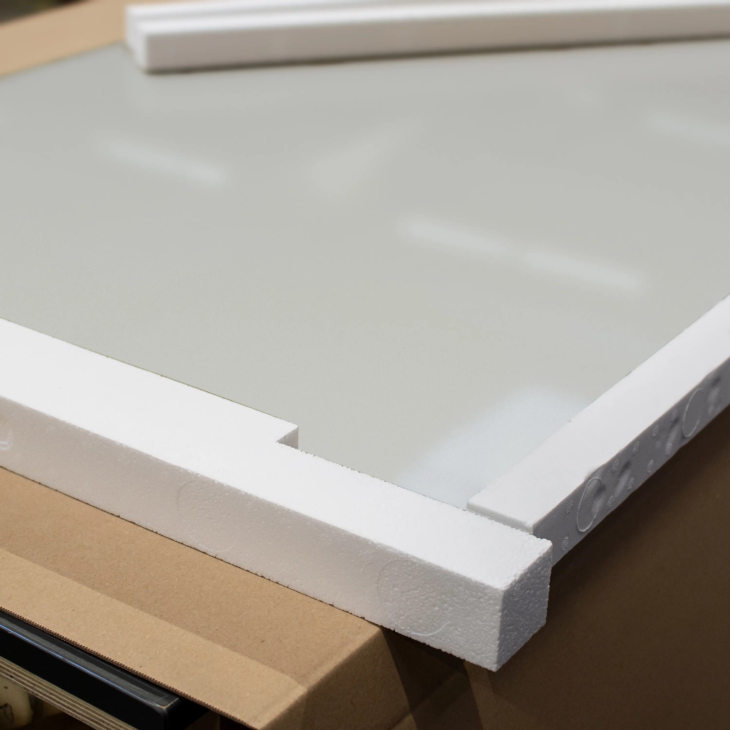 Verpackte, satinierte inova Glasschiebetür, 900x2080mm, mit offener Laufschiene und Stangengriff.