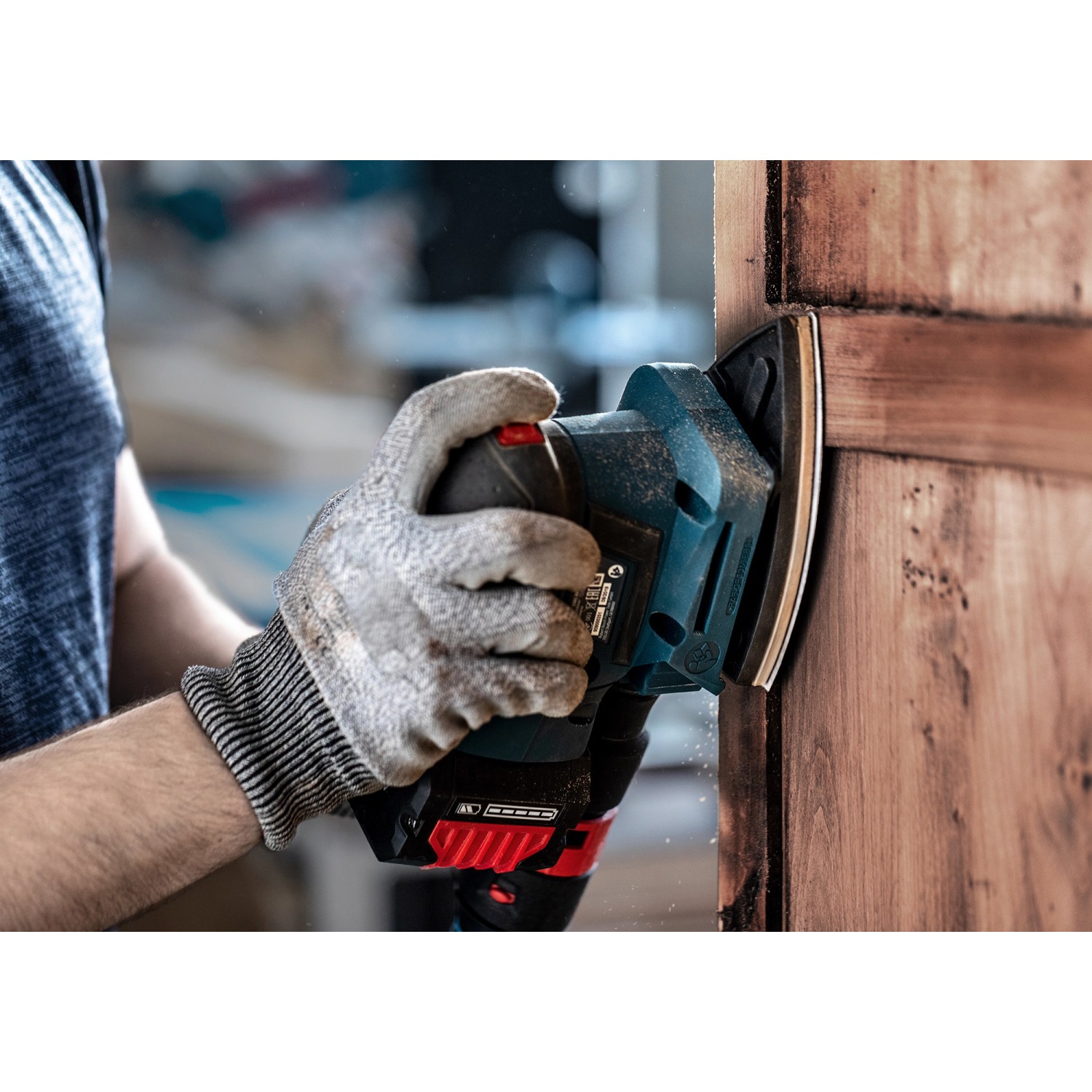 Bosch Expert Schwingschleifer mit Netzschleifblatt M480 beim Schleifen von Holz.