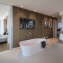 Badezimmer mit Grosfillex Wandpaneel Linio Graphic Light Oak in 3D Optik als Wandverkleidung.