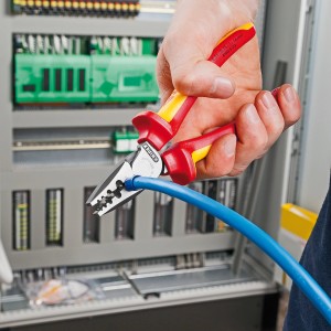 Knipex Crimpzange (180mm) in Aktion: Aderendhülse wird verpresst.