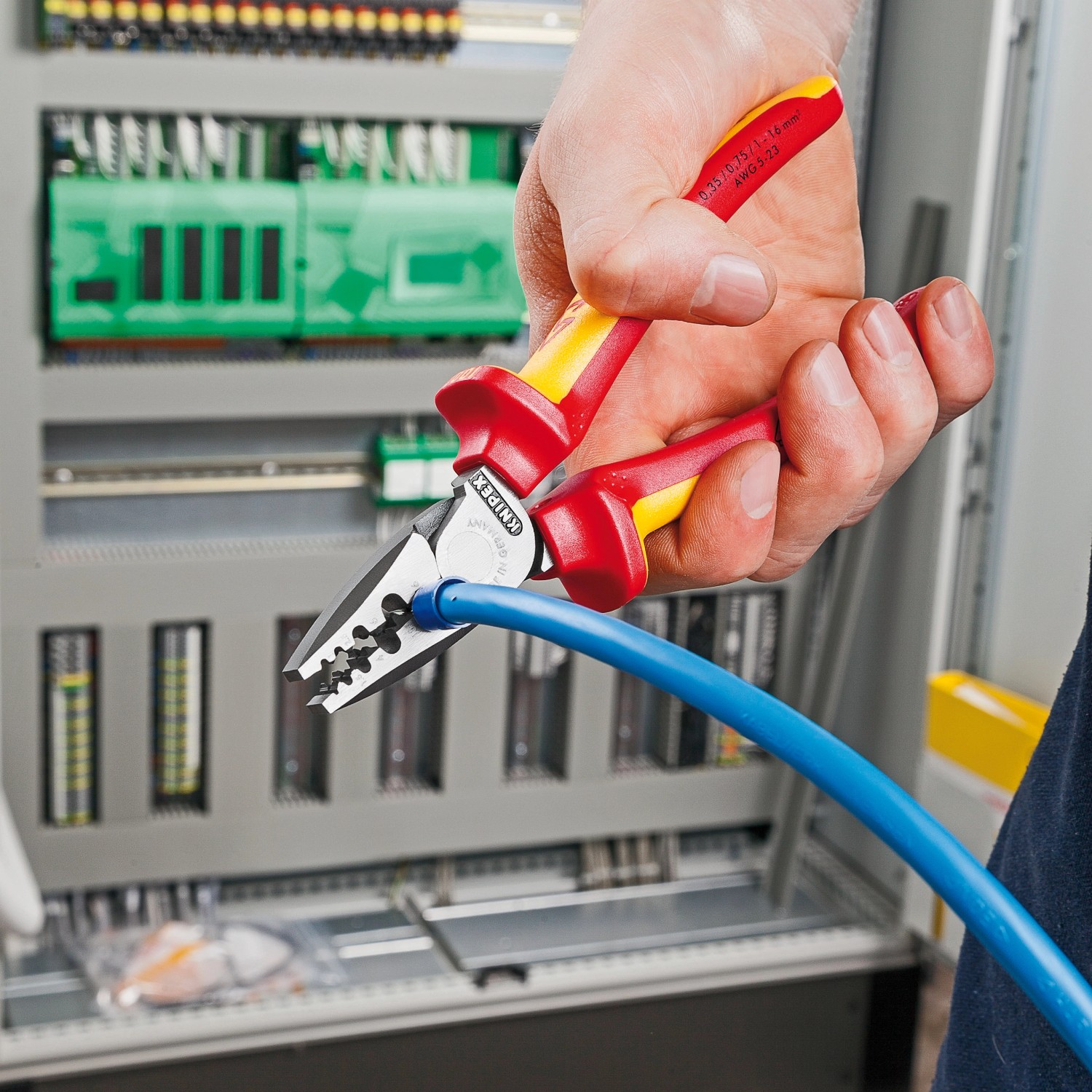 Knipex Crimpzange (180mm) in Aktion: Aderendhülse wird verpresst.