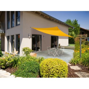 Senfgelbes Sun City Sonnensegel Dreieck über Terrasse mit Gartenmöbeln.