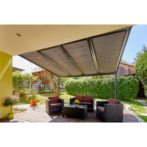 Graphitfarbene Gutta Seilspannmarkise (945 mm x 3.900 mm) über einer Terrassengarnitur.
