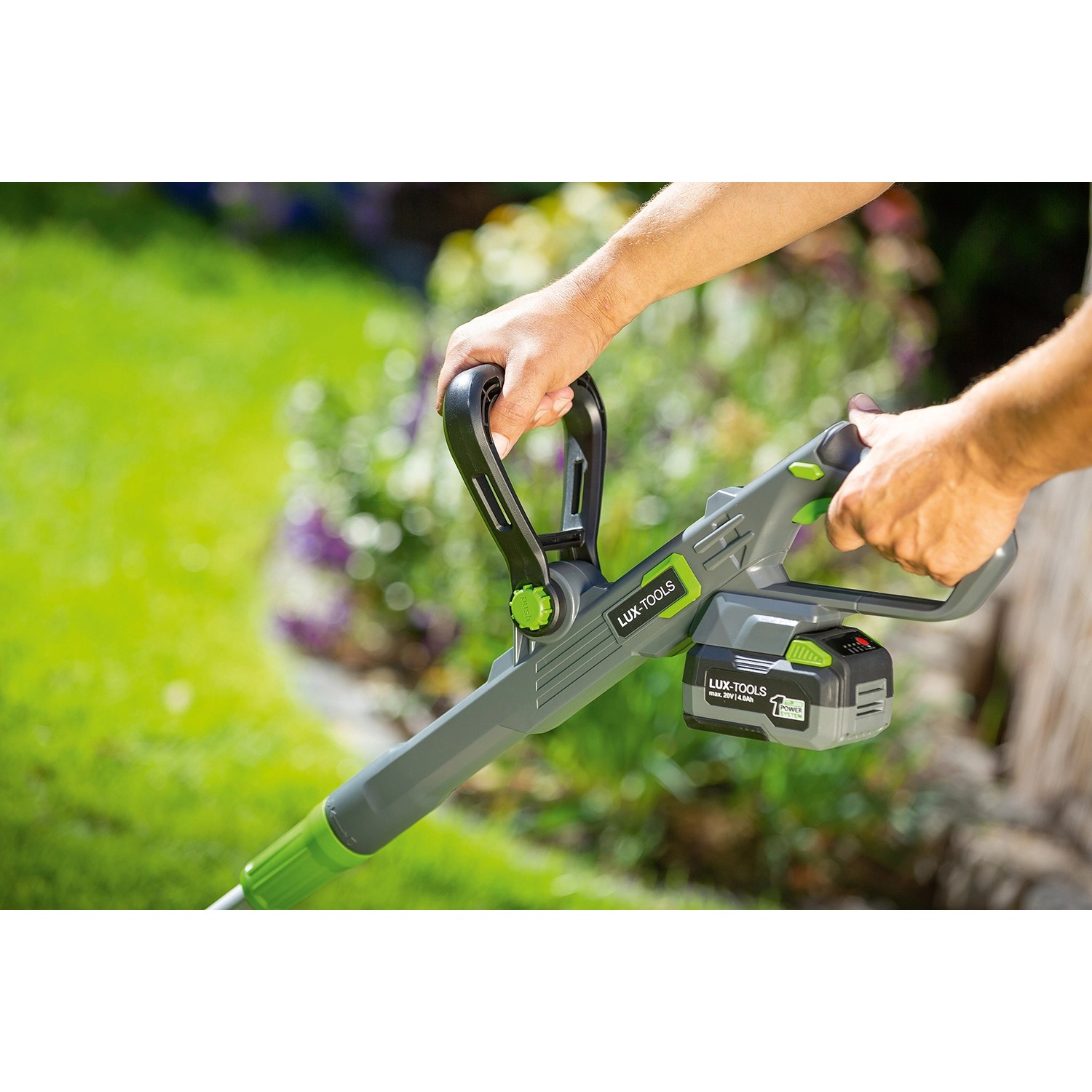 LUX Akku-Rasentrimmer A-RT-20/25 in Grau/Grün mit Akku im Einsatz im Garten.