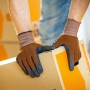 Mann trägt LUX Multi Handschuhe Gr. 7 beim Tragen eines Kartons.