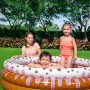 Kinder-Planschbecken im Eisbecher-Design (Ø 160cm) mit spielenden Kindern und einer Frau im Garten.