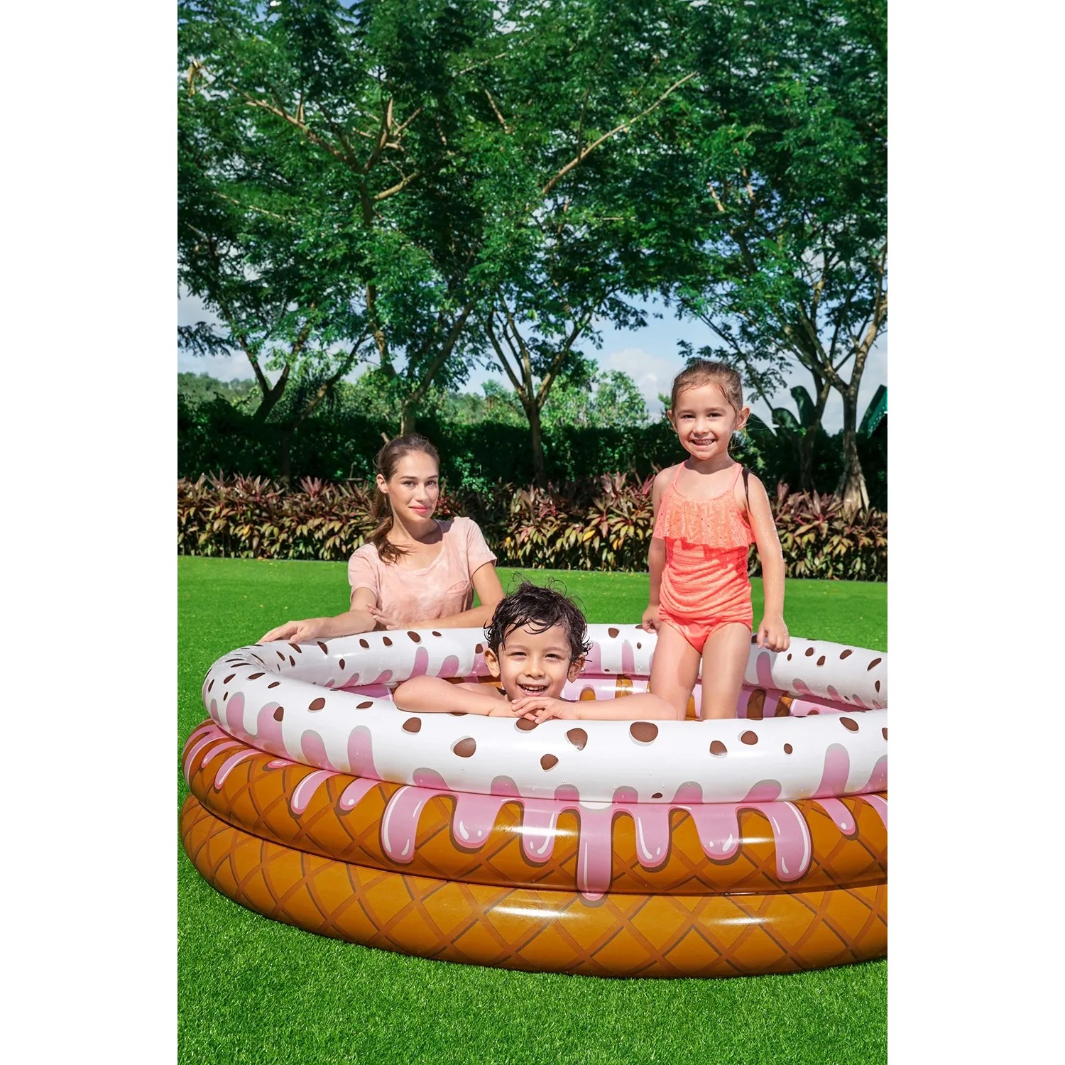 Kinder-Planschbecken im Eisbecher-Design (Ø 160cm) mit spielenden Kindern und einer Frau im Garten.