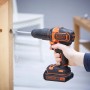 Black+Decker Akku-Schlagbohrschrauber BDOHD18K1A beim Bohren in Holz.