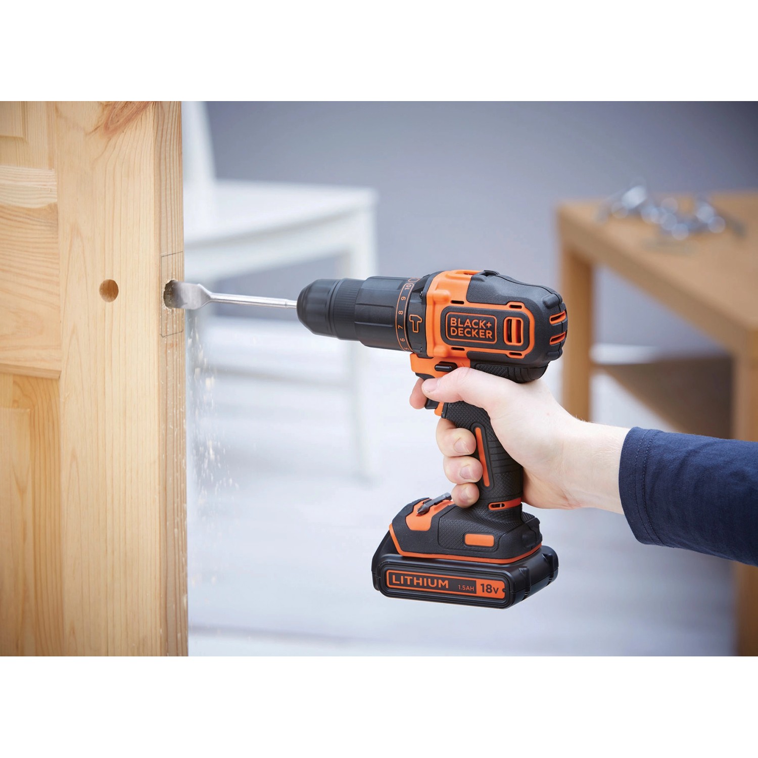 Black+Decker Akku-Schlagbohrschrauber BDOHD18K1A beim Bohren in Holz.
