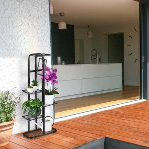 Schwarze Relaxdays Blumentreppe aus Stahl mit 6 Etagen und Pflanzen.
