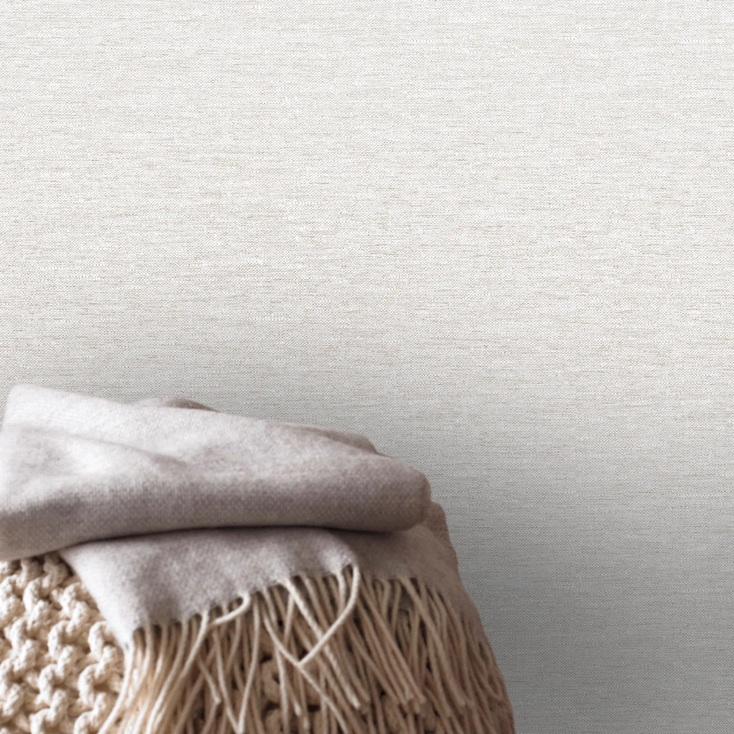 Superfresco Easy Vliestapete Heritage Texture Grey mit Stoffmuster und hellgrauem Farbton.