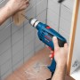 Bosch Professional GSB 13 RE Schlagbohrmaschine beim Bohren in Holz.