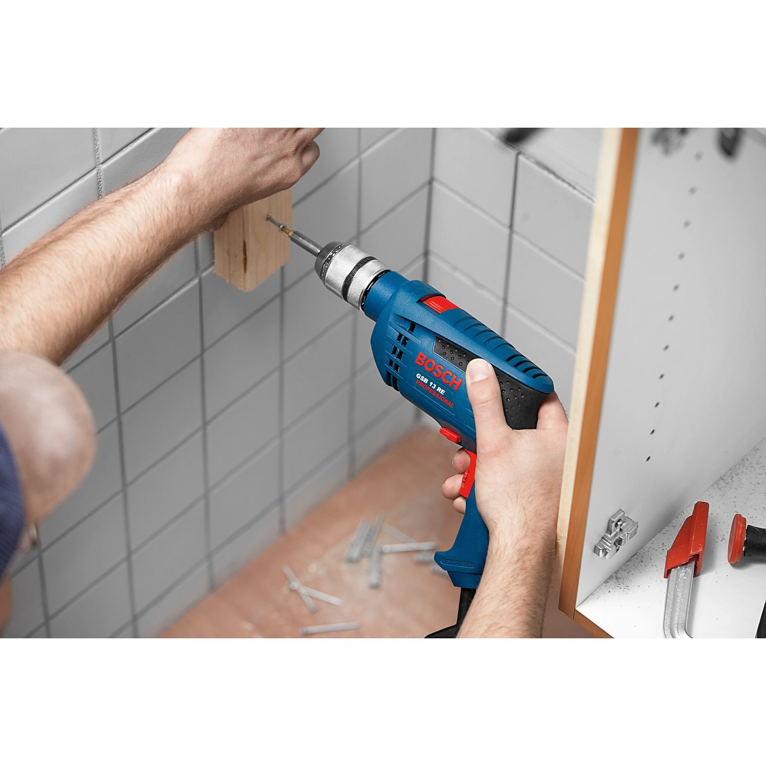 Bosch Professional GSB 13 RE Schlagbohrmaschine beim Bohren in Holz.