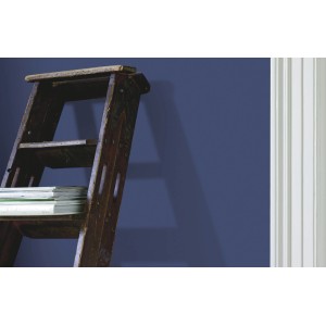 Wand in Blau gestrichen mit Alpina Farbrezepte Blaue Stunde, Leiter und Bücher im Raum.