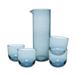 Villeroy & Boch Like Glass 5-teiliges Set: eisblaue Karaffe und vier Trinkgläser mit blauem Farbverlauf.