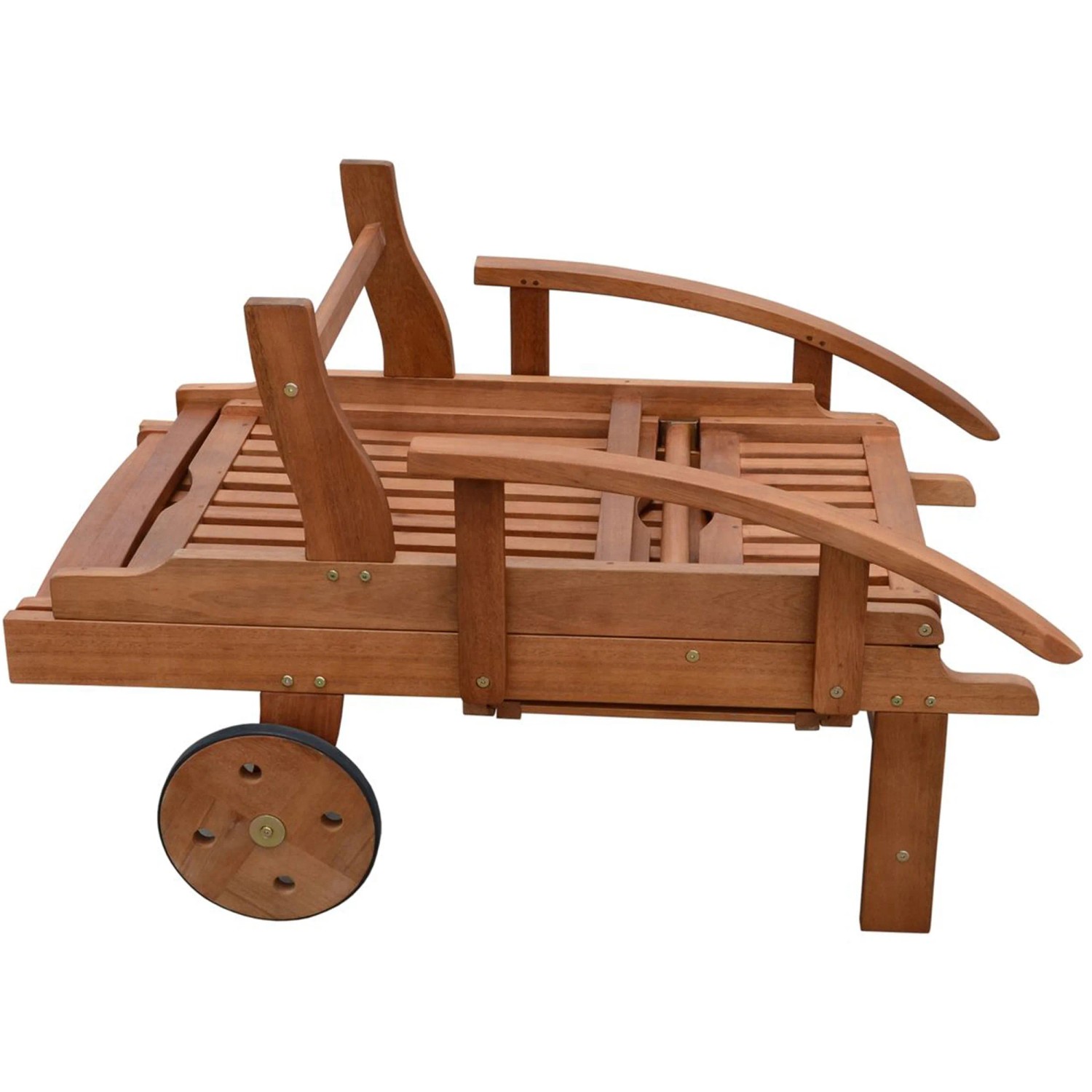 Zusammengeklappte, braune Sonnenliege Beverly Hills aus Holz mit Rollen.