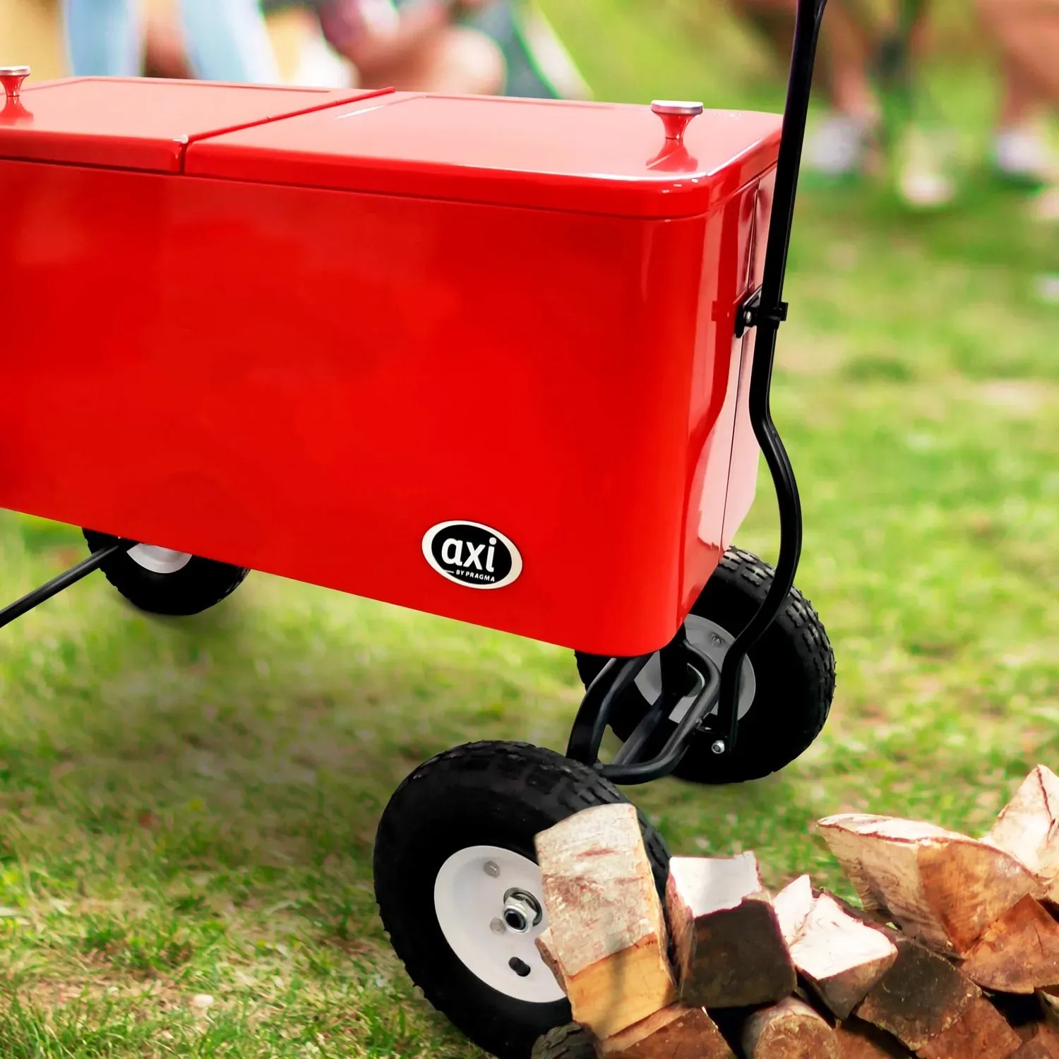 Roter Axi Bollerwagen mit Kühlbox (76 l) und großen Rädern für einfachen Transport.
