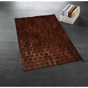 Dunkelbraune Kleine Wolke Holzmatte Palito aus Bambus im Bad.