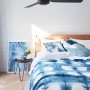 Schwarzer BEACON Deckenventilator Bayside Calypso (122 cm) im Schlafzimmer.