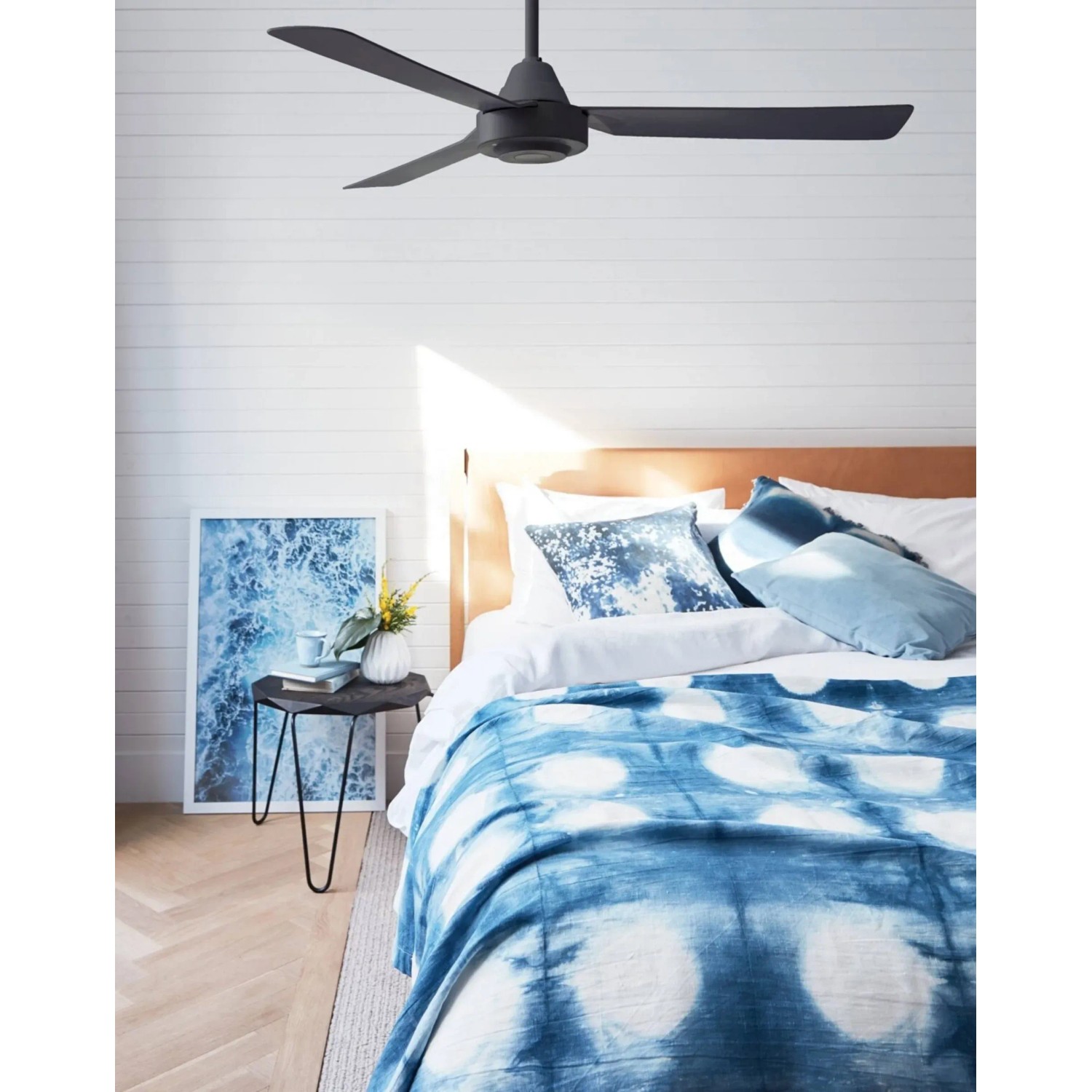 Schwarzer BEACON Deckenventilator Bayside Calypso (122 cm) im Schlafzimmer.