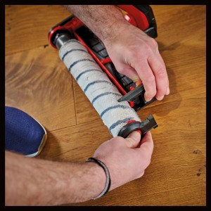 Einhell Bürstenwalze für Hartbodenreiniger im Einsatz, Detailaufnahme.