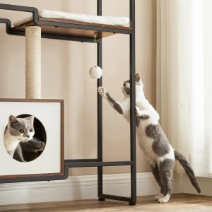 Brauner Feandrea Kratzbaum (74x34x114cm) mit Katze beim Spielen und einer weiteren in der Katzenhöhle.