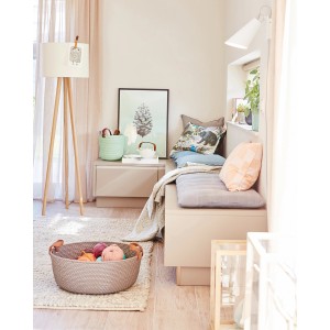 Wohnraum mit Schöner Wohnen Trendfarbe Pearl matt an der Wand, kombiniert mit Deko-Elementen.