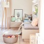 Wohnraum mit Schöner Wohnen Trendfarbe Pearl matt an der Wand, kombiniert mit Deko-Elementen.