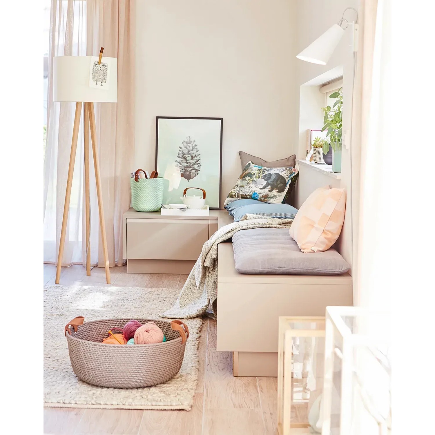 Wohnraum mit Schöner Wohnen Trendfarbe Pearl matt an der Wand, kombiniert mit Deko-Elementen.