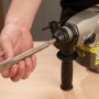 Ryobi Akku-SDS-Bohrhammer RSDS18BL-0 mit Meißel im Einsatz.