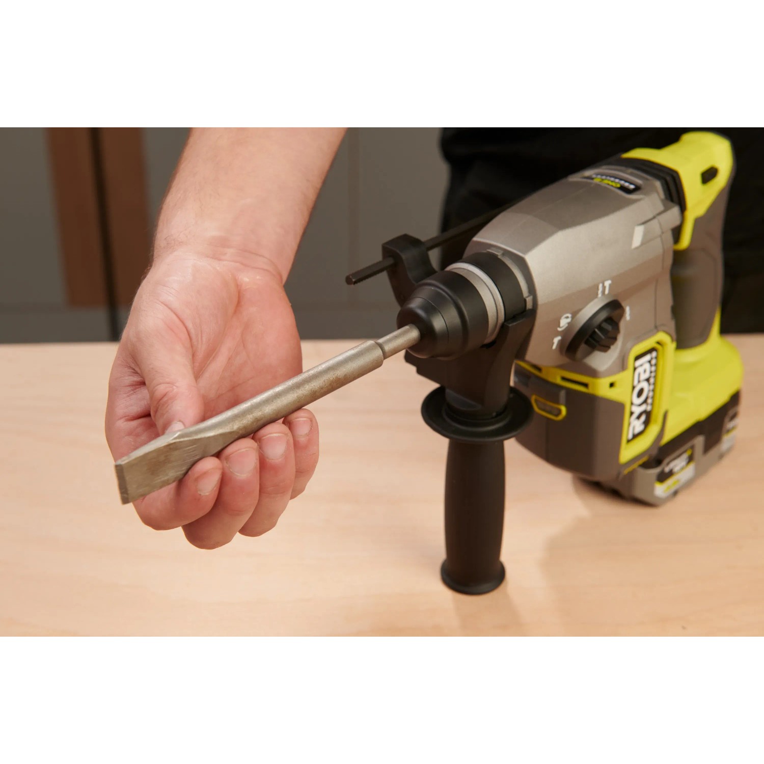 Ryobi Akku-SDS-Bohrhammer RSDS18BL-0 mit Meißel im Einsatz.