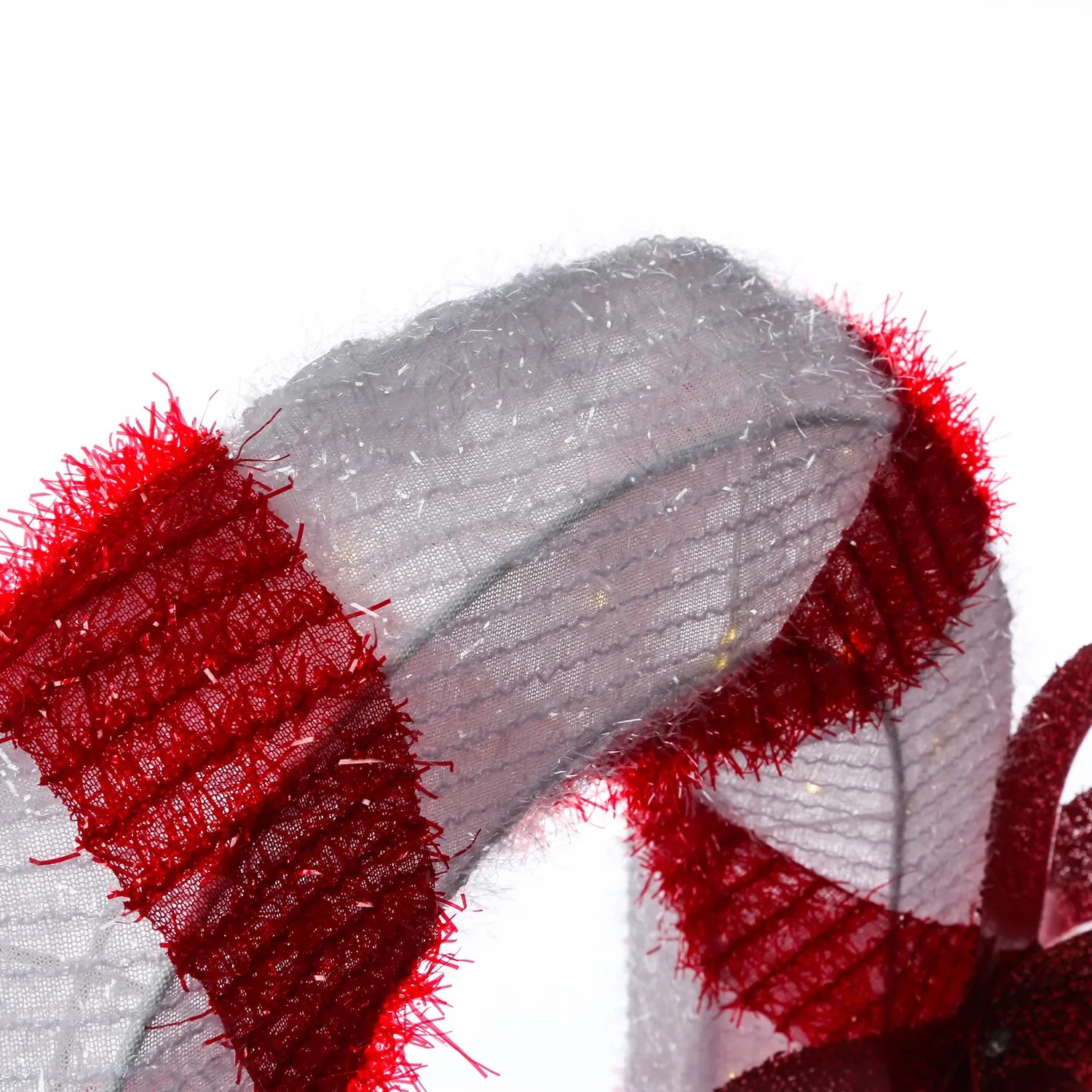 Detailansicht der rot-weiß gestreiften LED Zuckerstange mit glitzernder Textur und warmweißen Lichtern. XL Weihnachtsdeko außen.
