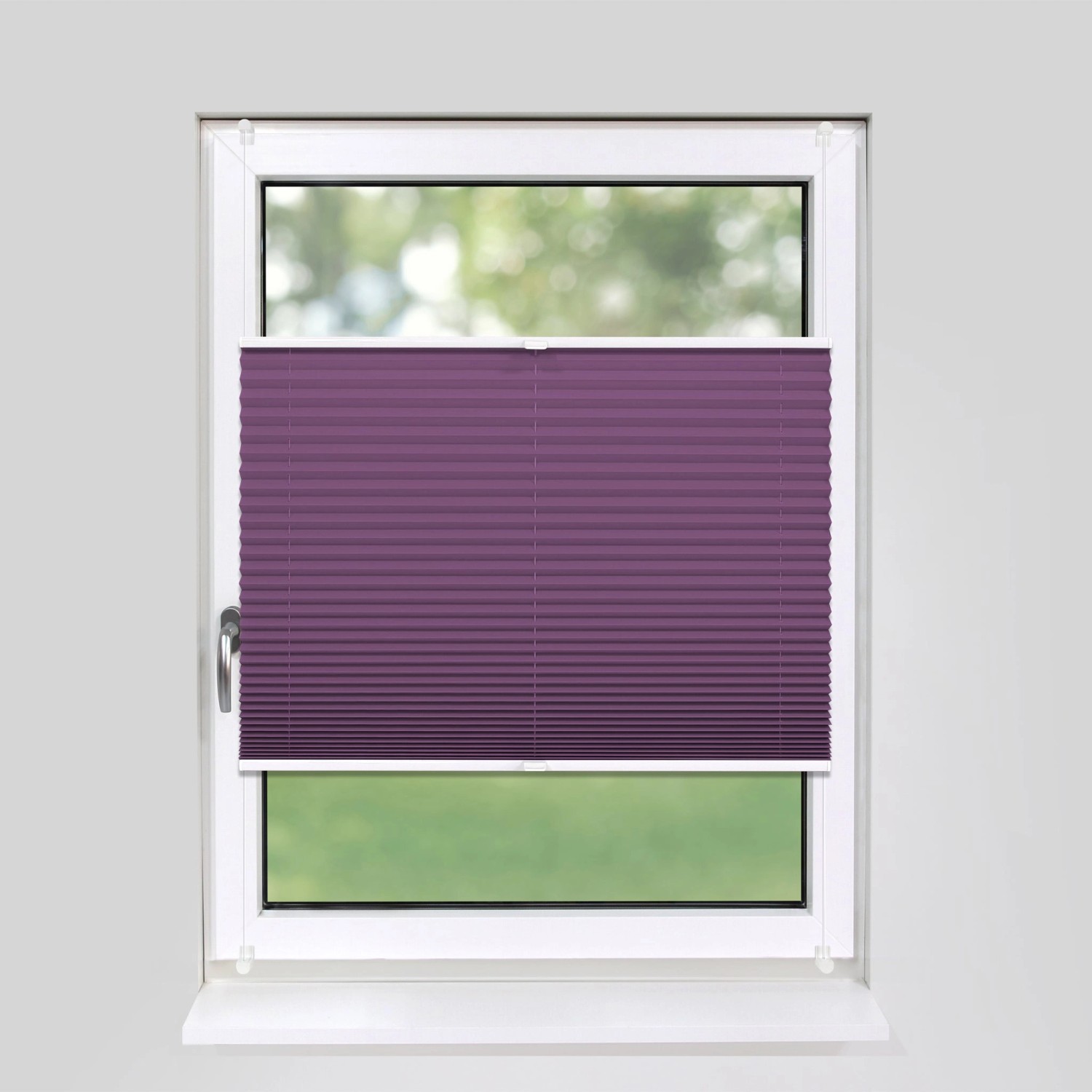 Lila, blickdichtes Plissee 95x210 cm am Fenster, ohne Bohren mit Klemmfix montiert.