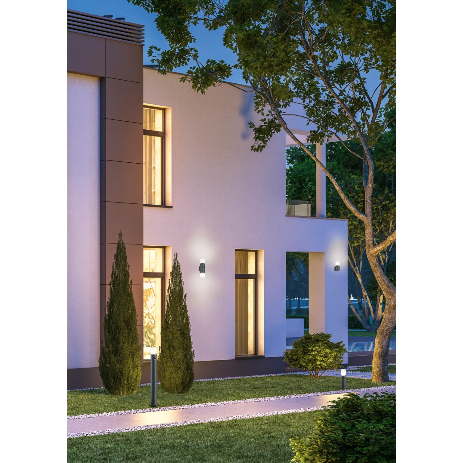 Moderne Hausfassade mit anthrazitfarbener Trio Wandleuchte Hoosic mit Bewegungsmelder.