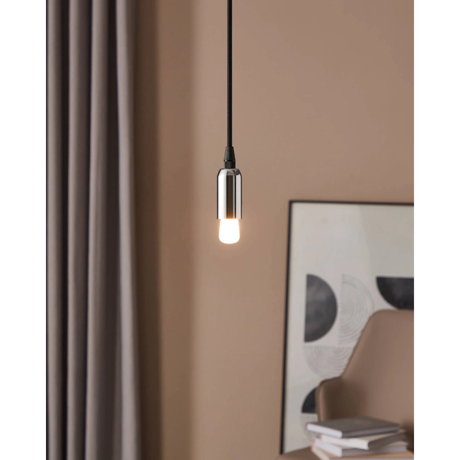 Eglo E14 LED Leuchtmittel, 2,5 W, warmweißes Licht in modernem Ambiente.