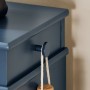 Detailaufnahme: Blaue SoBuy Schuhbank mit Klappe und Sitzkissen.
